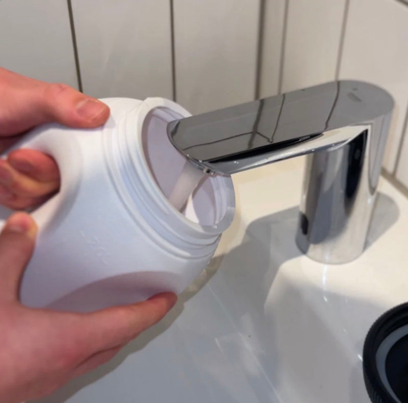 Füllen Sie den Tank mit Wasser