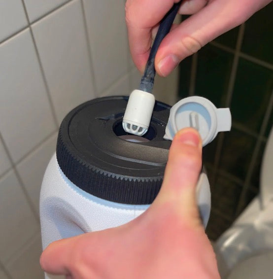 Stecken Sie den Schlauch in den Tank.